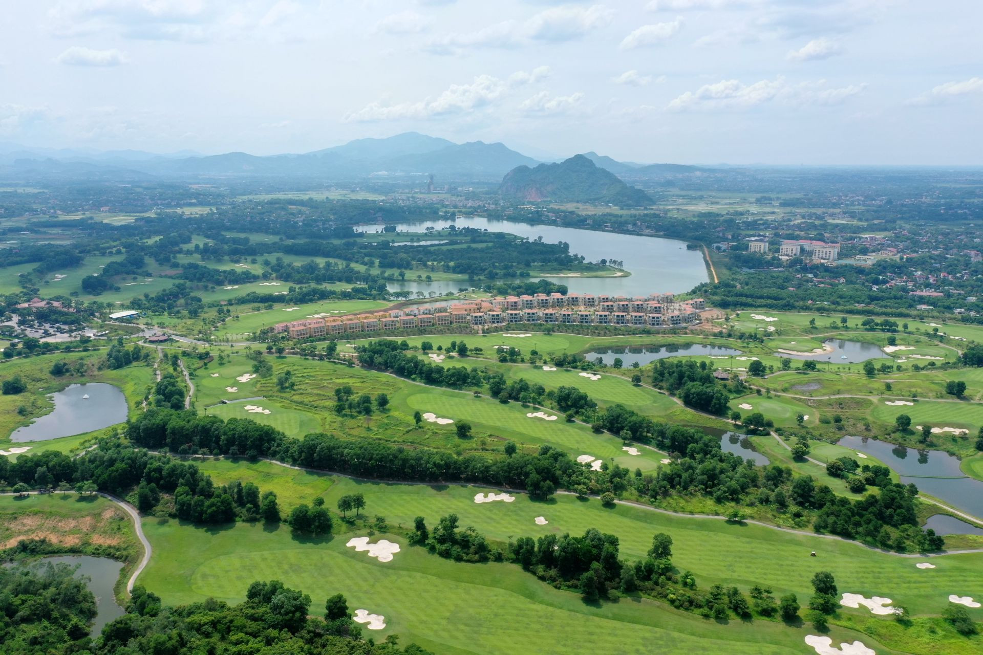 Khu Nghỉ Dưỡng Wyndham Sky Lake: Thiên Đường Nghỉ Dưỡng Ngay Tại Hà Nội